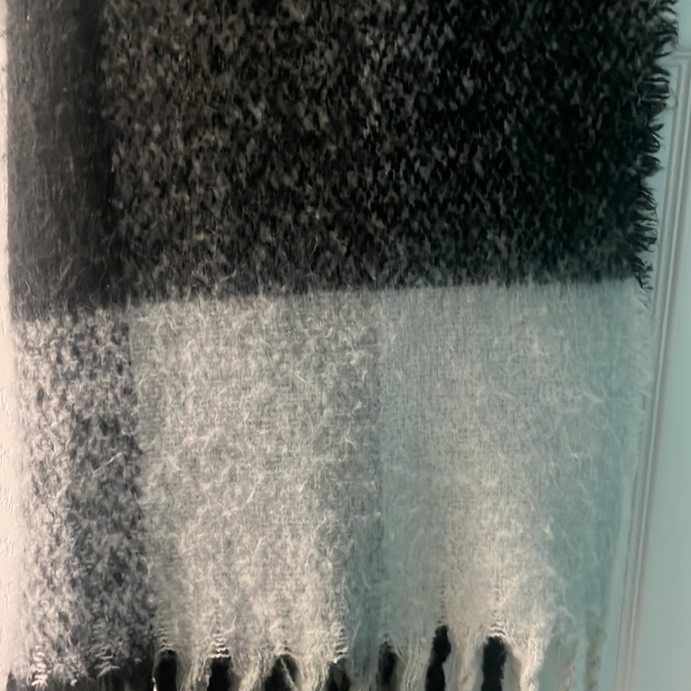 ✨MICHAEL STARS Brush Hour Oversized Scarf Black & Gray- soft, warm, cozy & cute! - Picture 6 of 7